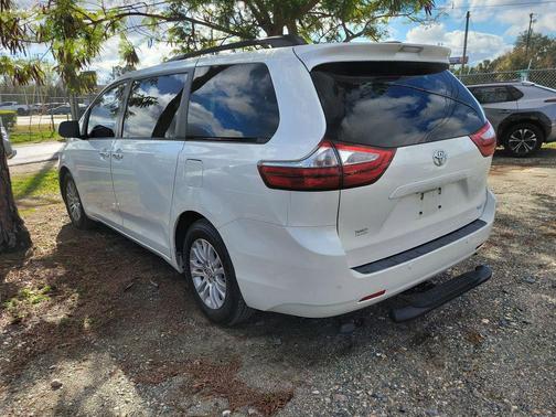 2016 Toyota Sienna XLE