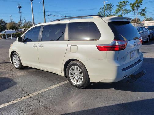 2016 Toyota Sienna XLE