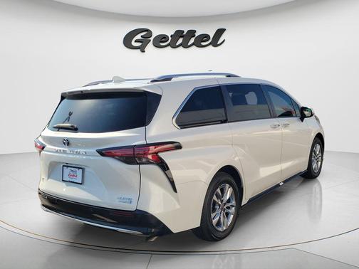 Wind Chill Pearl 2023 Toyota Sienna Limited