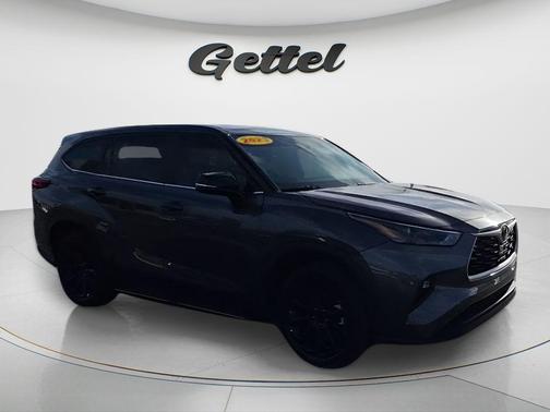 Magnetic Gray Metallic 2023 Toyota Highlander LE