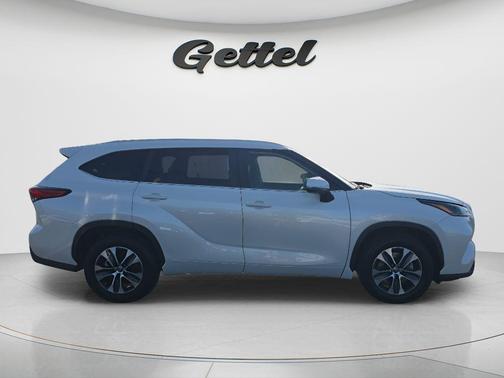 Wind Chill Pearl 2023 Toyota Highlander XLE