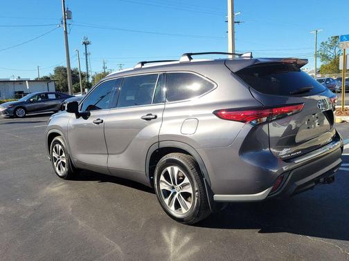 2022 Toyota Highlander Hybrid XLE