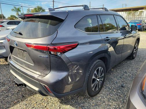 2022 Toyota Highlander Hybrid XLE