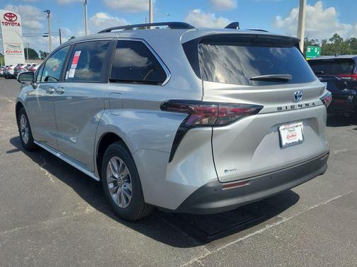 2025 Toyota Sienna XLE 8 Passenger