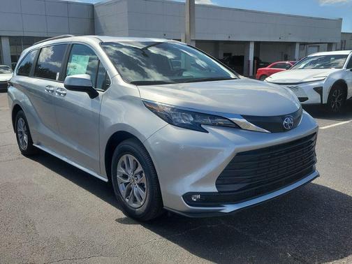 2025 Toyota Sienna XLE 8 Passenger