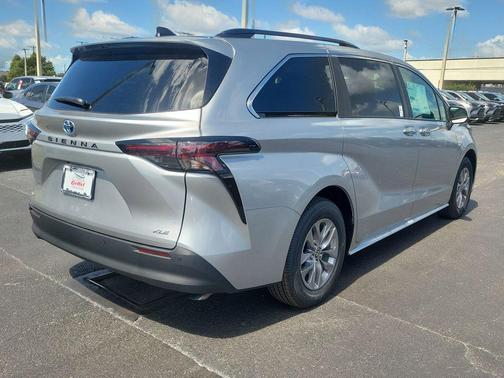 2025 Toyota Sienna XLE 8 Passenger