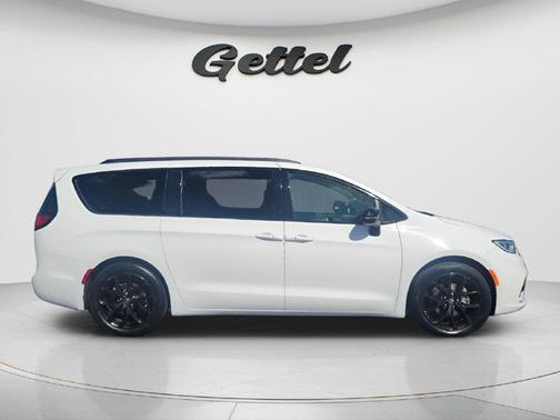 Bright White Clearcoat 2025 Chrysler Pacifica Limited