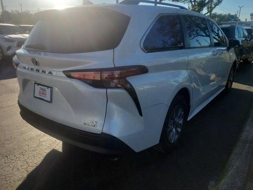 2022 Toyota Sienna XLE