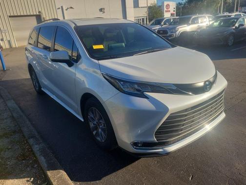 2022 Toyota Sienna XLE