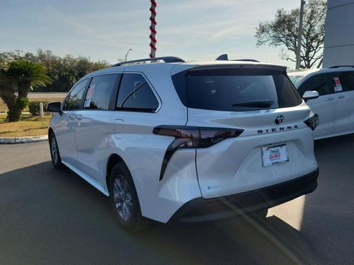 2026 Toyota Sienna XLE
