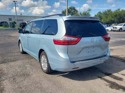 2017 Toyota Sienna XLE