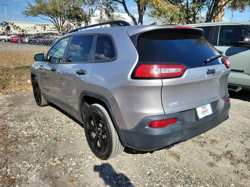 2017 Jeep Cherokee Sport