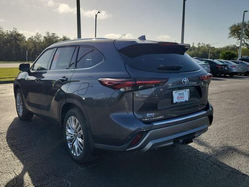 2025 Toyota Highlander Hybrid Platinum