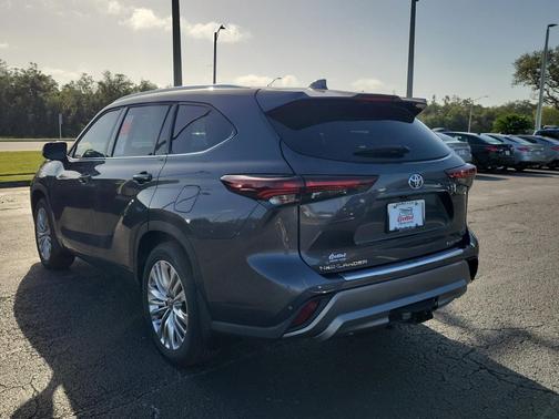 2025 Toyota Highlander Hybrid Platinum