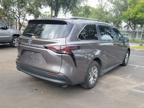 2024 Toyota Sienna XLE 8 Passenger