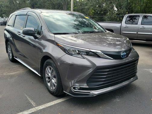 2024 Toyota Sienna XLE 8 Passenger