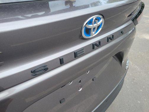 2024 Toyota Sienna XLE 8 Passenger