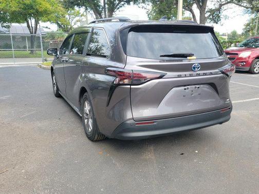 2024 Toyota Sienna XLE 8 Passenger