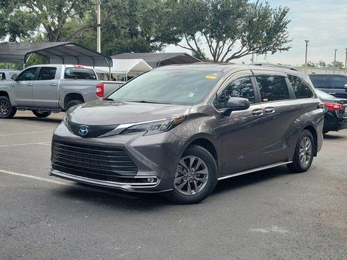 2024 Toyota Sienna XLE 8 Passenger