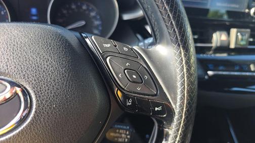 Silver Knockout Metallic w/Black Roof 2019 Toyota C-HR XLE