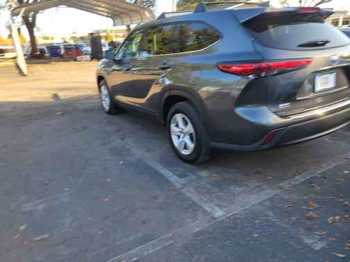 2022 Toyota Highlander Hybrid LE