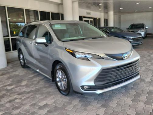 2025 Toyota Sienna XLE