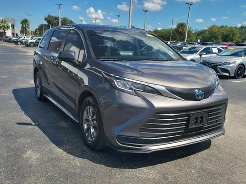2023 Toyota Sienna LE