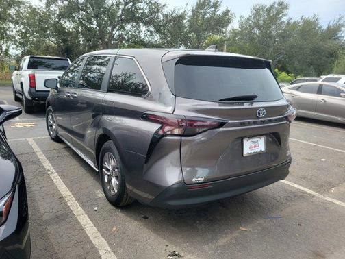 2023 Toyota Sienna LE