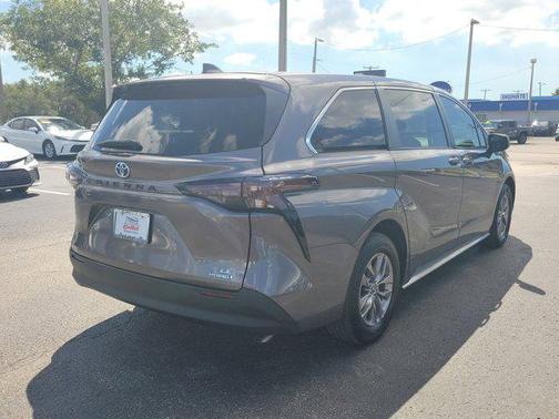2023 Toyota Sienna LE