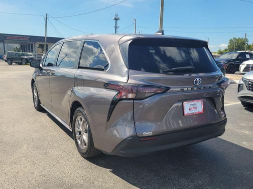 2023 Toyota Sienna LE