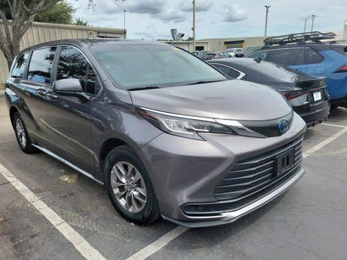 2023 Toyota Sienna LE