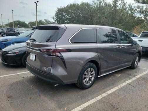 2023 Toyota Sienna LE