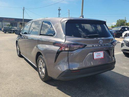 2023 Toyota Sienna LE