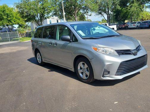 2019 Toyota Sienna SE
