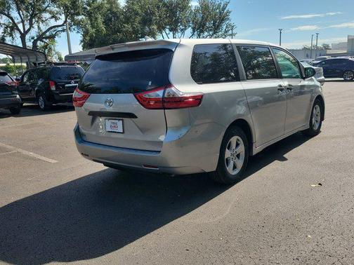 2019 Toyota Sienna SE