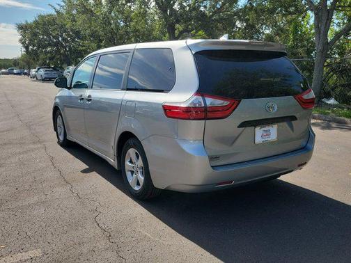 2019 Toyota Sienna SE