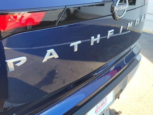 2025 Nissan Pathfinder Platinum FWD