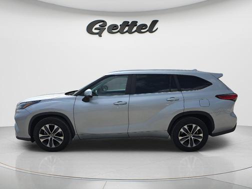 Celestial Silver Metallic 2023 Toyota Highlander XLE