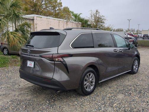 2023 Toyota Sienna XLE 8 Passenger