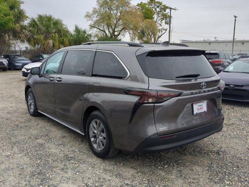 2023 Toyota Sienna XLE 8 Passenger