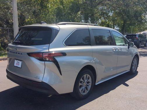 2021 Toyota Sienna XLE 8 Passenger