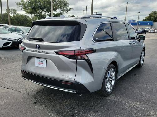 2023 Toyota Sienna Platinum 7 Passenger