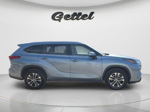 Moon Dust 2022 Toyota Highlander XLE