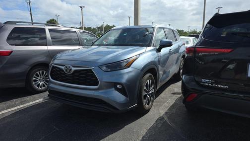 Moon Dust 2022 Toyota Highlander XLE