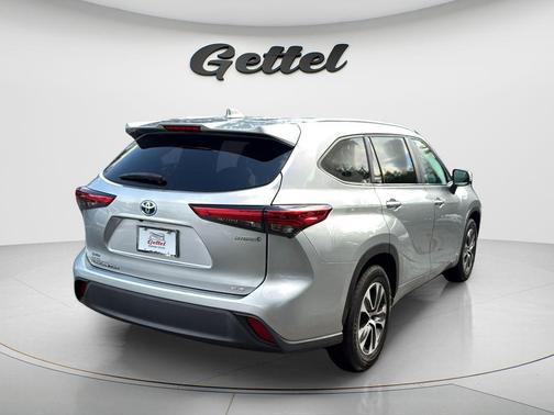 Celestial Silver Metallic 2023 Toyota Highlander Hybrid XLE