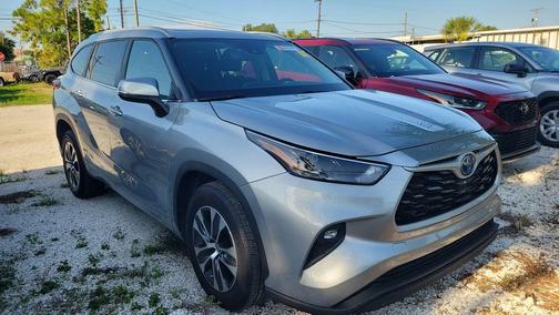 Celestial Silver Metallic 2023 Toyota Highlander Hybrid XLE