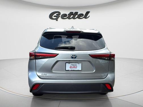 Celestial Silver Metallic 2023 Toyota Highlander Hybrid XLE