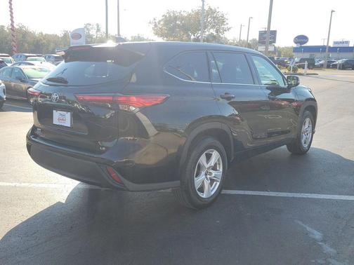 2022 Toyota Highlander LE