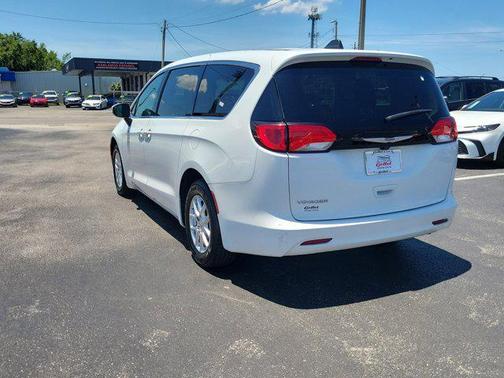 2023 Chrysler Voyager LX