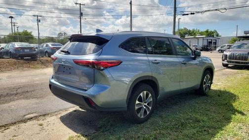 Moon Dust 2023 Toyota Highlander XLE
